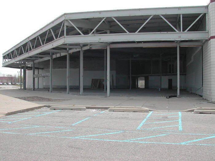 Showcase Cinemas Grand Rapids - 2002 Photo (newer photo)